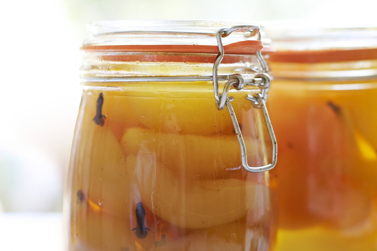 Fruit in afgesloten glazen pot met kruiden.