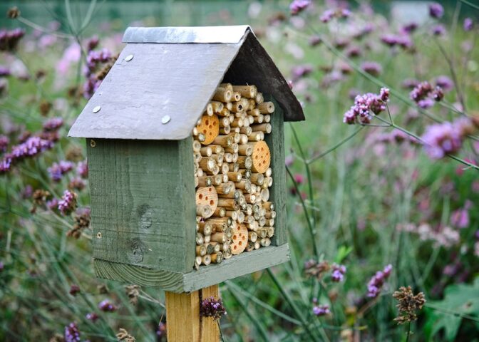 huisje met bamboo en houtblokjes me gaten in tuin.