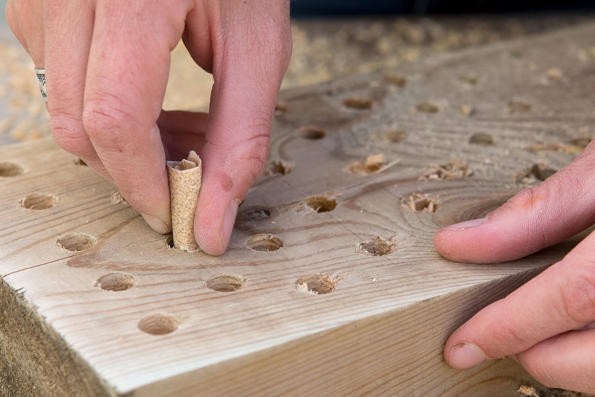Gaatjes worden geschuurd met schuurpapier.