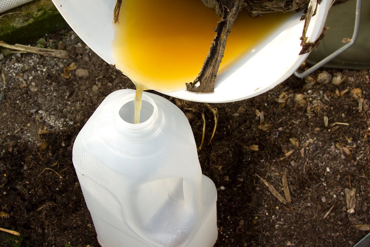 vloeistof wordt in container gegoten