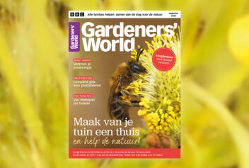 Cover van augustus-nummer van Gardeners' World met een bij