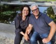 Rob en Angelique van der Meer van Vijverplantenland poseren voor een vijver.