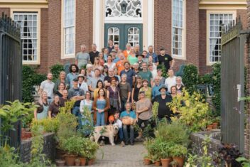 Nagenieten van de Ambachtelijke Plantenmarkt: groepsportret voor het huis