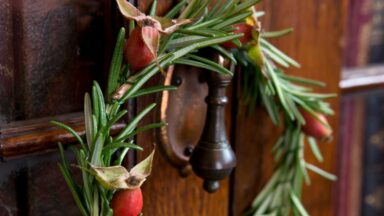 Krans maken met kruiden en bessen