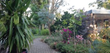 Het werk van twee generaties komt bij elkaar in de tuin van Anja.