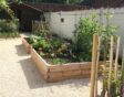 De bakken in de tuin van Linde staan vol prachtige planten.