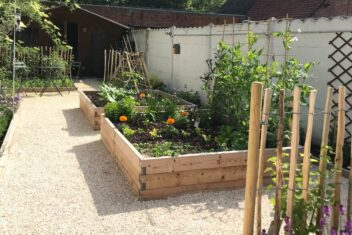 De bakken in de tuin van Linde staan vol prachtige planten.