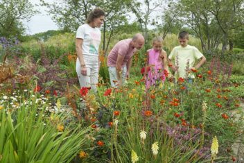 Gezin kijkt naar bloemen in Bloemenpark Appeltern.