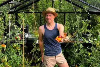 Stefan Bosman met verse oogst in zijn kas van Euro-Serre.