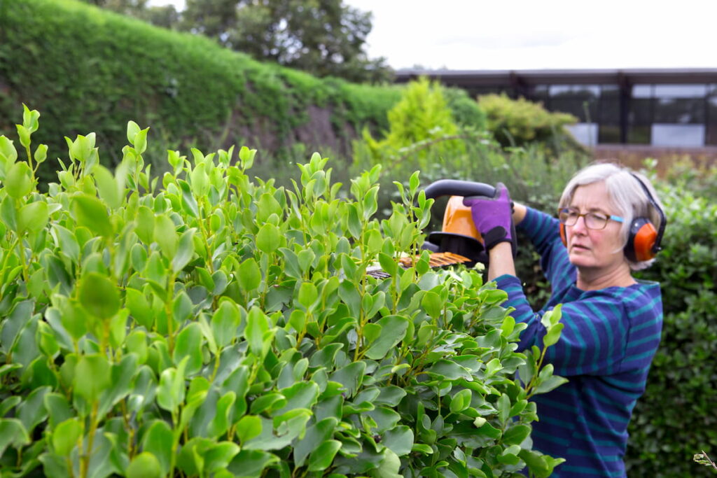 Bescherm jezelf bij het werken met machines in de tuin.