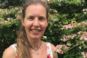 Afbeelding voor In de tuin van Anneke Stolk: een tuin vol leven en kleur