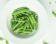 Geniet van een frisse doperwtendip en zelfgebakken lijnzaadcrackers met dit recept van Foodies en Smaakt.