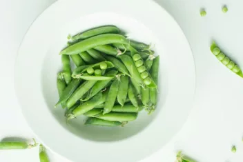 Geniet van een frisse doperwtendip en zelfgebakken lijnzaadcrackers met dit recept van Foodies en Smaakt.