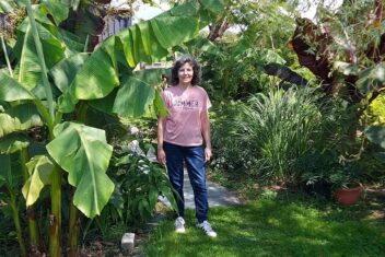 Sonja Meijers geniet van de tropische planten in haar tuin die ze door haar serre kan kweken.