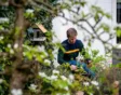 Kijk mee bij de bodemanalyse in de tuin van Joost Buurman.
