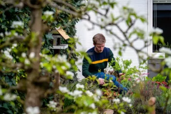 Kijk mee bij de bodemanalyse in de tuin van Joost Buurman.
