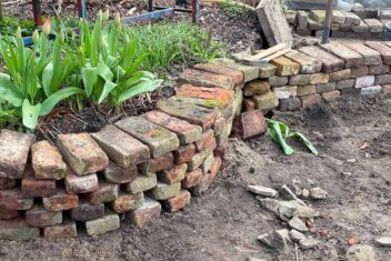 Maak stapelmuurtjes van oude bakstenen.