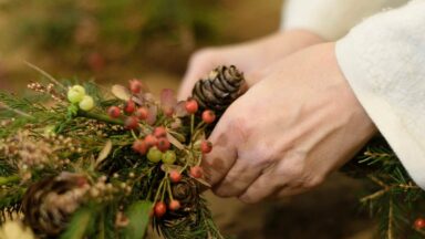 Maak ook een kerstkrans met natuurlijke materialen.