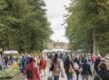Mensen wandelen over de Ambachtelijke Plantenmarkt op Landgoed de Wiersse.