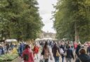 Mensen wandelen over de Ambachtelijke Plantenmarkt op Landgoed de Wiersse.