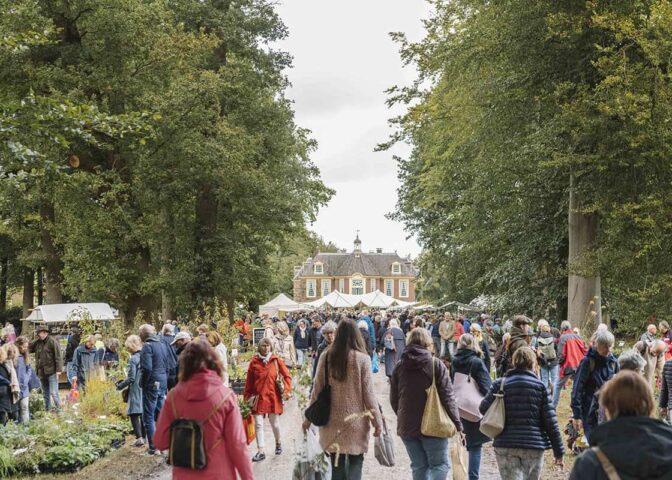 Mensen wandelen over de Ambachtelijke Plantenmarkt op Landgoed de Wiersse.