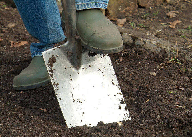 Spade in de grond