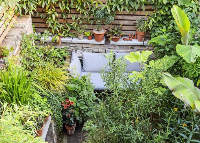 Bankje, zitplek kleine tuin