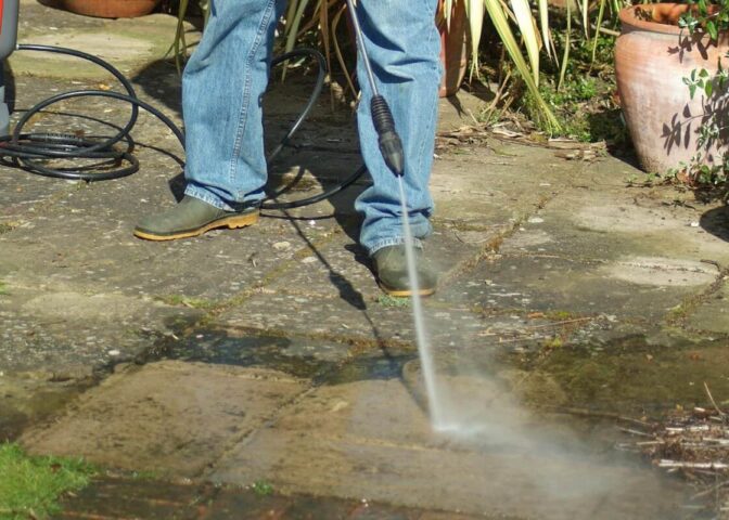 Tuintegels schoonmaken met hogedrukreiniger