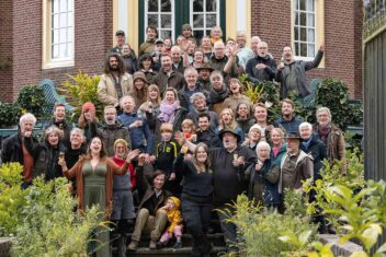 Bordesfoto met kwekers van ambachtelijke plantenmarkt