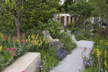 Een overzicht van een AI-tuin met tegels en bloeiende planten tijdens de RHS Chelsea Flower Show 2025.