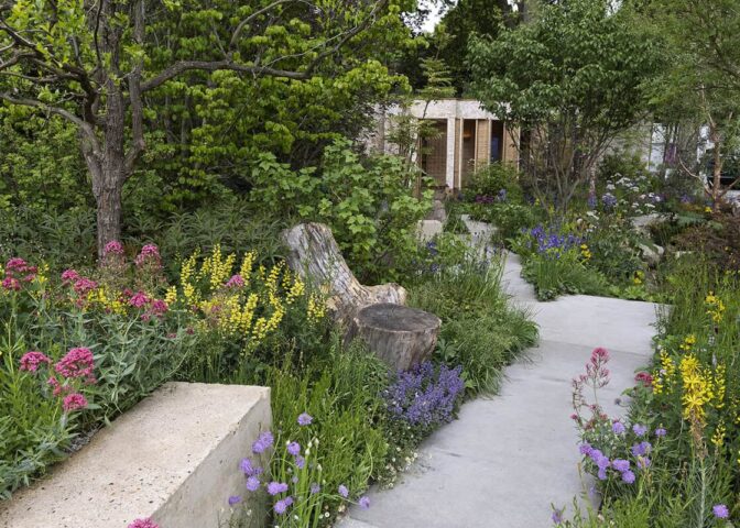 Een overzicht van een AI-tuin met tegels en bloeiende planten tijdens de RHS Chelsea Flower Show 2025.