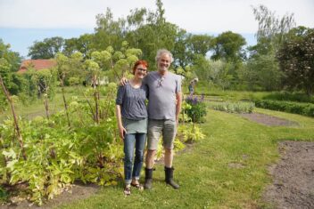 Lambert en Jolanda poseren voor hun tuinen: De Tuinen van Weldadigheid.