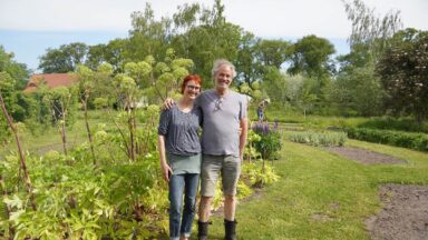 Lambert en Jolanda poseren voor hun tuinen: De Tuinen van Weldadigheid.