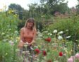 Vrouw middein in een bloemenveld