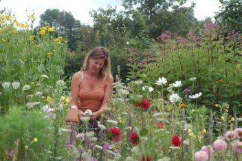 Vrouw middein in een bloemenveld
