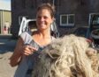 Lachende Natalie Bogtman heeft een berg schapenwol in haar handen.
