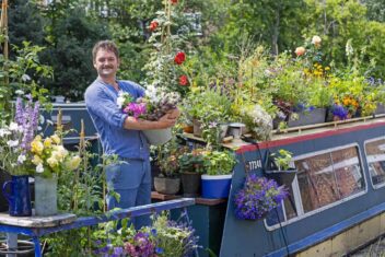 Stuart Fenwick op zijn drijvende bloemisterij. Foto: Neil Hepworth.