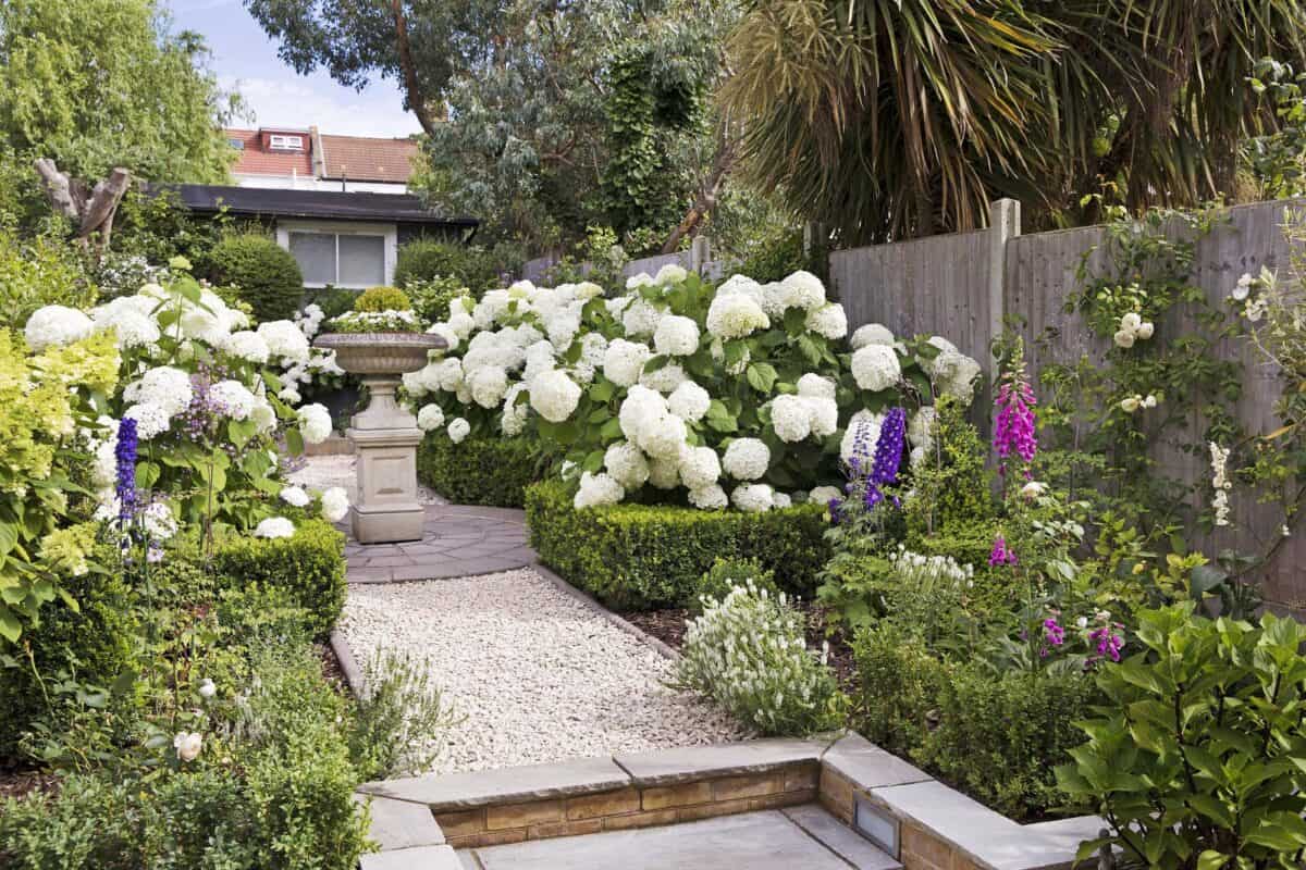 een hout-betongschutting waait niet zomaar om