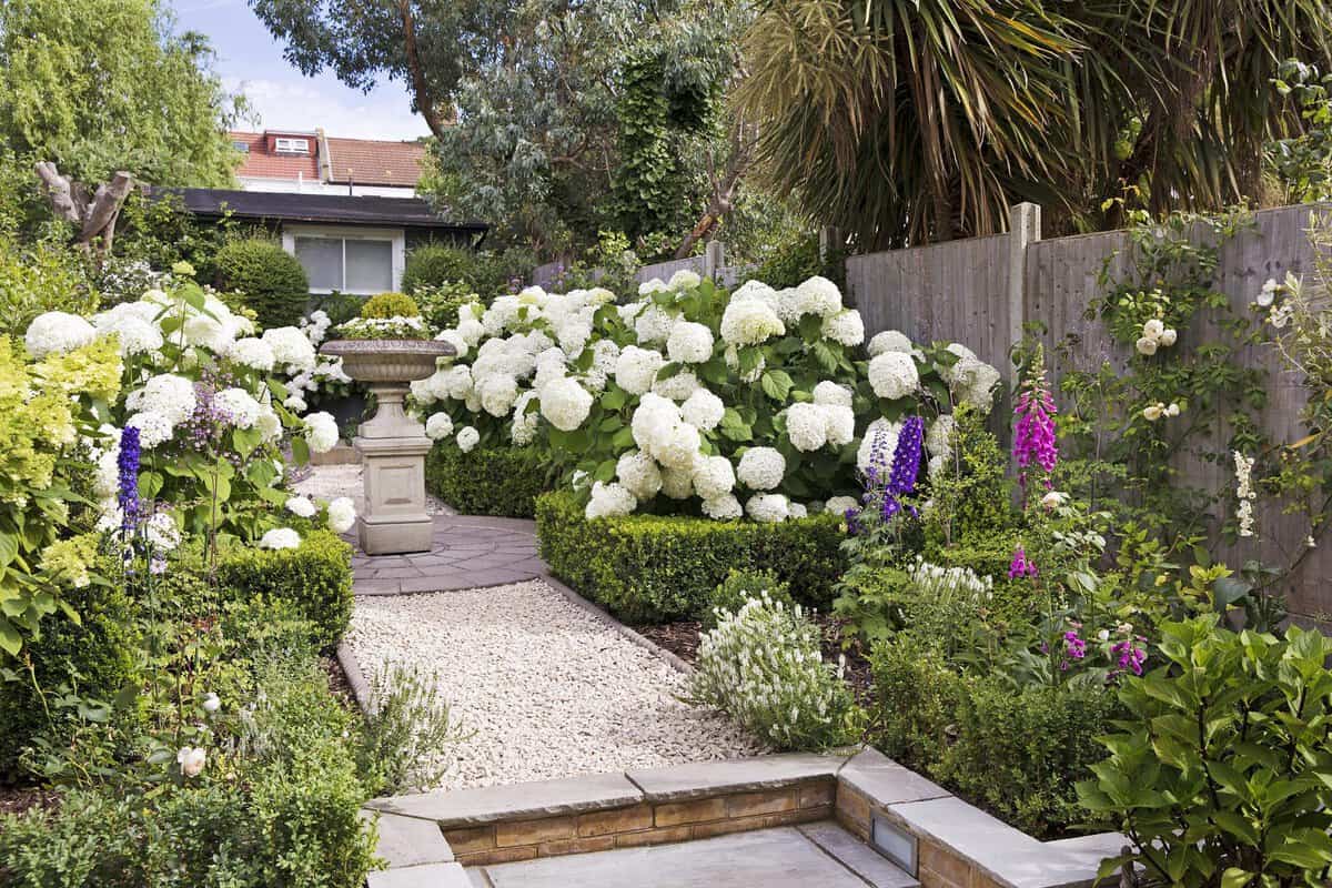 een hout-betongschutting waait niet zomaar om
