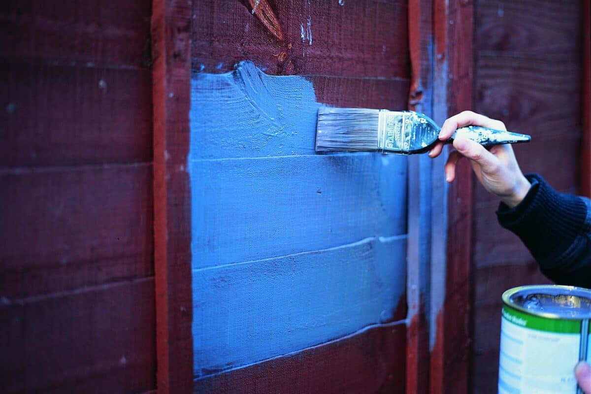 blauwe verf op houten schutting