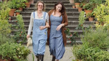 Mary en Anne lopen arm in arm op Landgoed De Wiersse