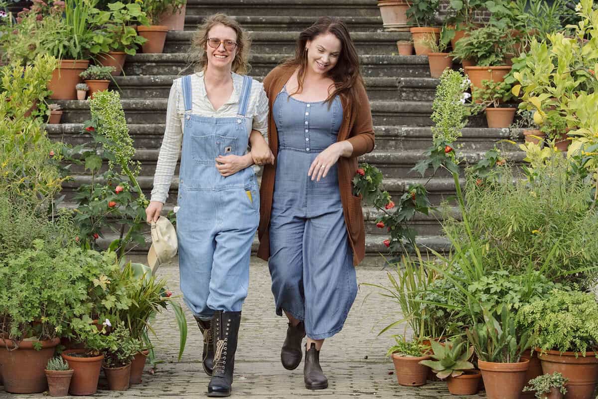 Mary en Anne lopen arm in arm op Landgoed De Wiersse