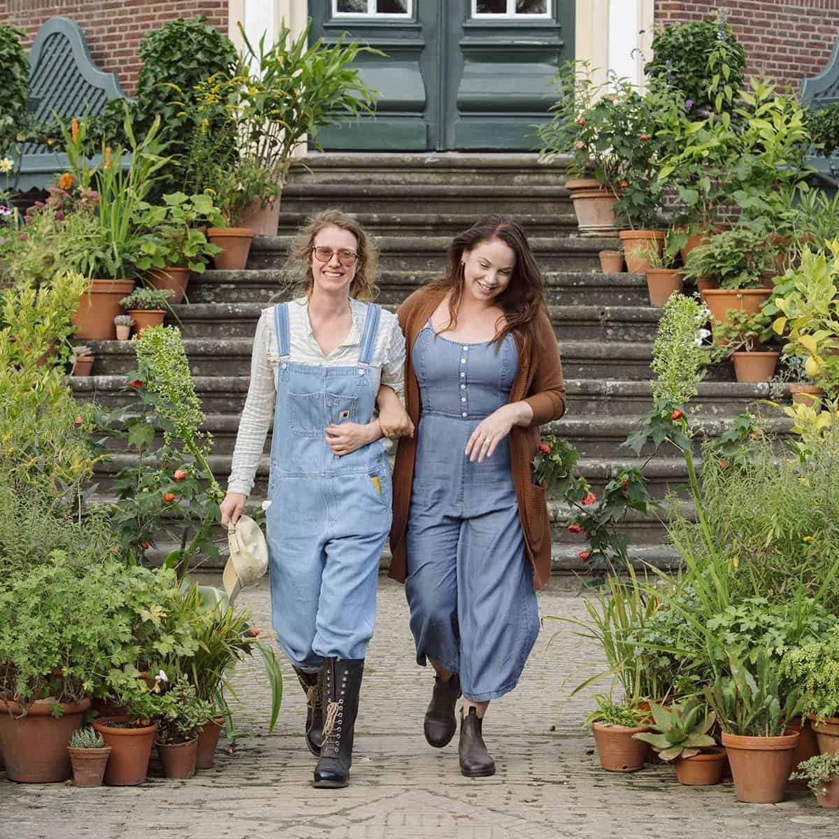 Mary en Anne lopen arm in arm op Landgoed De Wiersse