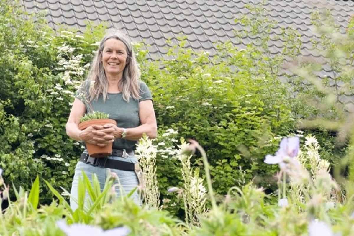 Jacqueline op de kwekerij (De Arend) met planten om haar heen.
