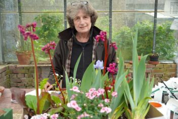 Nicole in de kas op haar kwekerij.