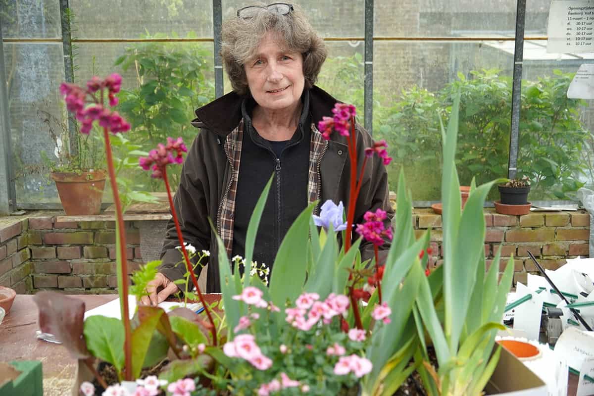 Nicole in de kas op haar kwekerij.