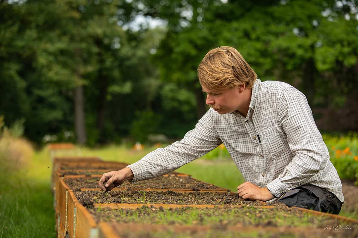 Daan Houwers aan het werk op de kwekerij