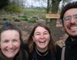Drie lachende kwekers op het land, van kwekerij Kleikracht.