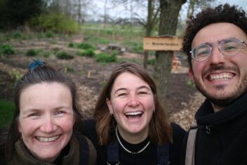 Drie lachende kwekers op het land, van kwekerij Kleikracht.