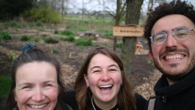 Drie lachende kwekers op het land, van kwekerij Kleikracht.